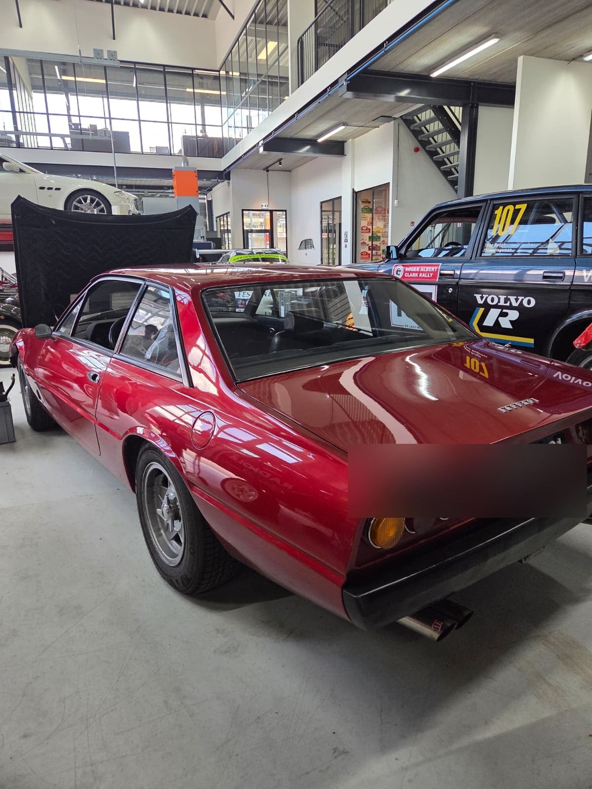 Ferrari 365 GT4 in de werkplaats, achteraanzicht