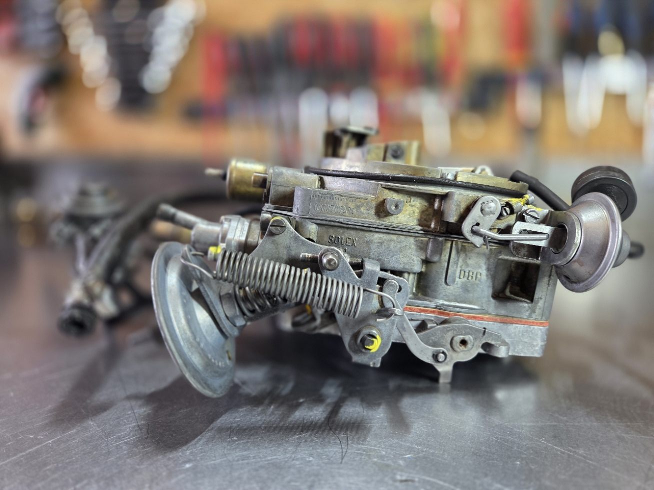Detail des Drosselklappengehäuses mit dem gegossenen Solex-Schriftzug