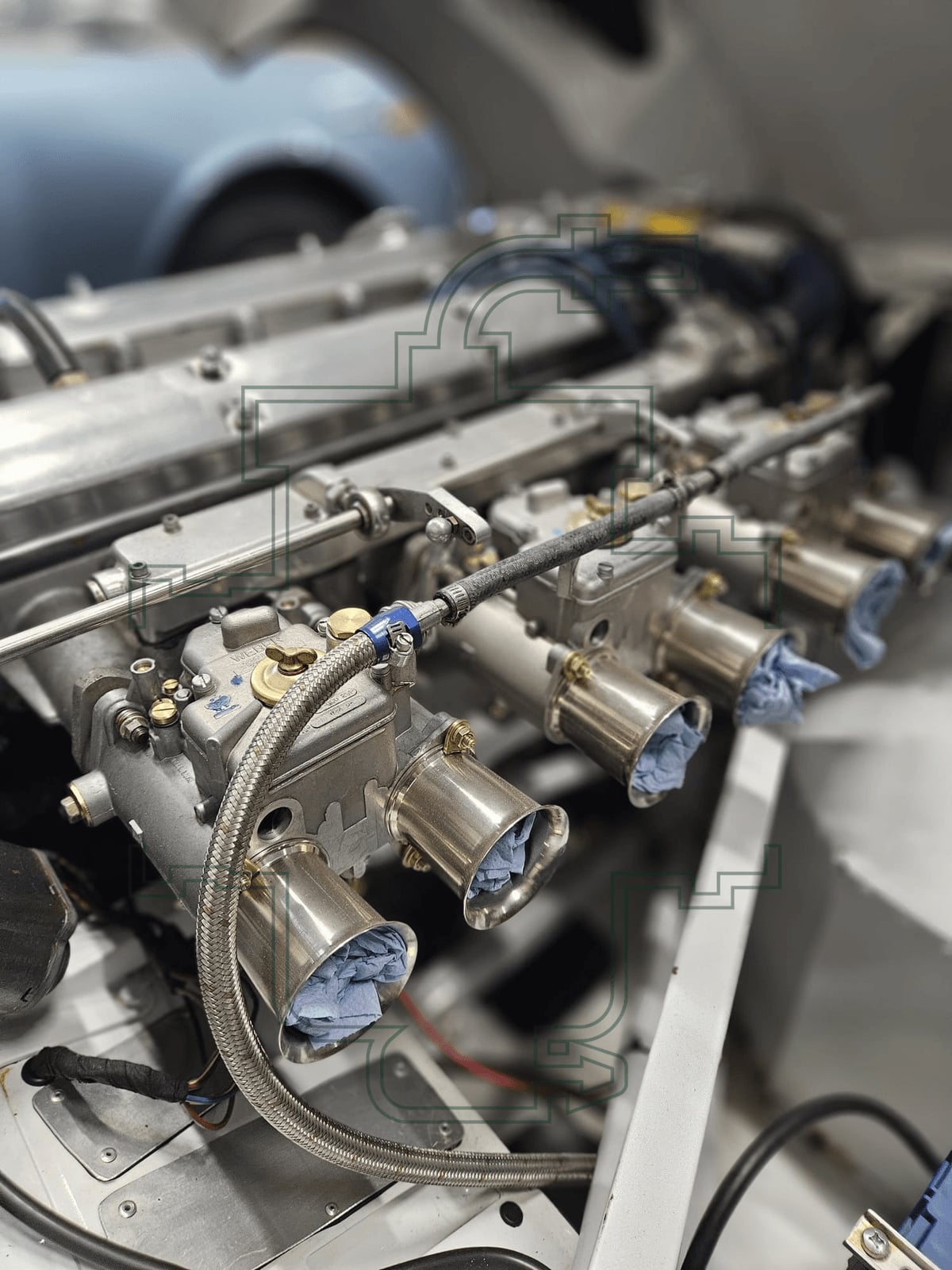Weber DCOE carburateurs met velocity stacks op een Jaguar E-Type Lightweight