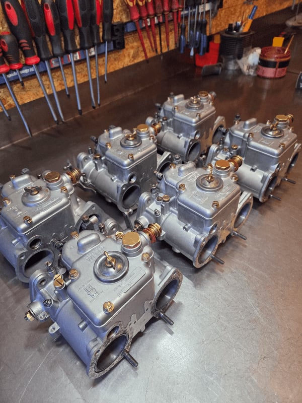 Set van zes gereviseerde Weber 40 DCOE carburateurs van een Ferrari