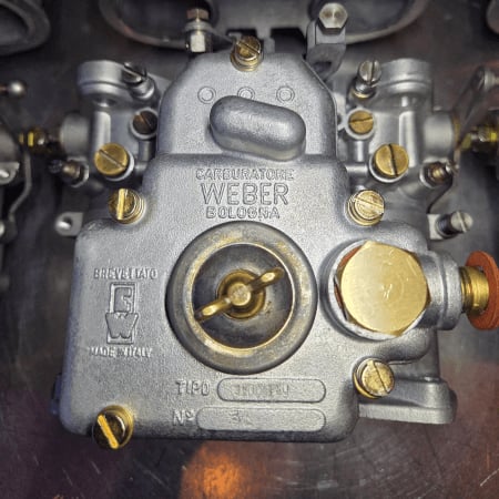 Gietwerk van een Weber DCOE met CARBURATORE WEBER BOLOGNA, BREVETTATO en het TIPO-nummer