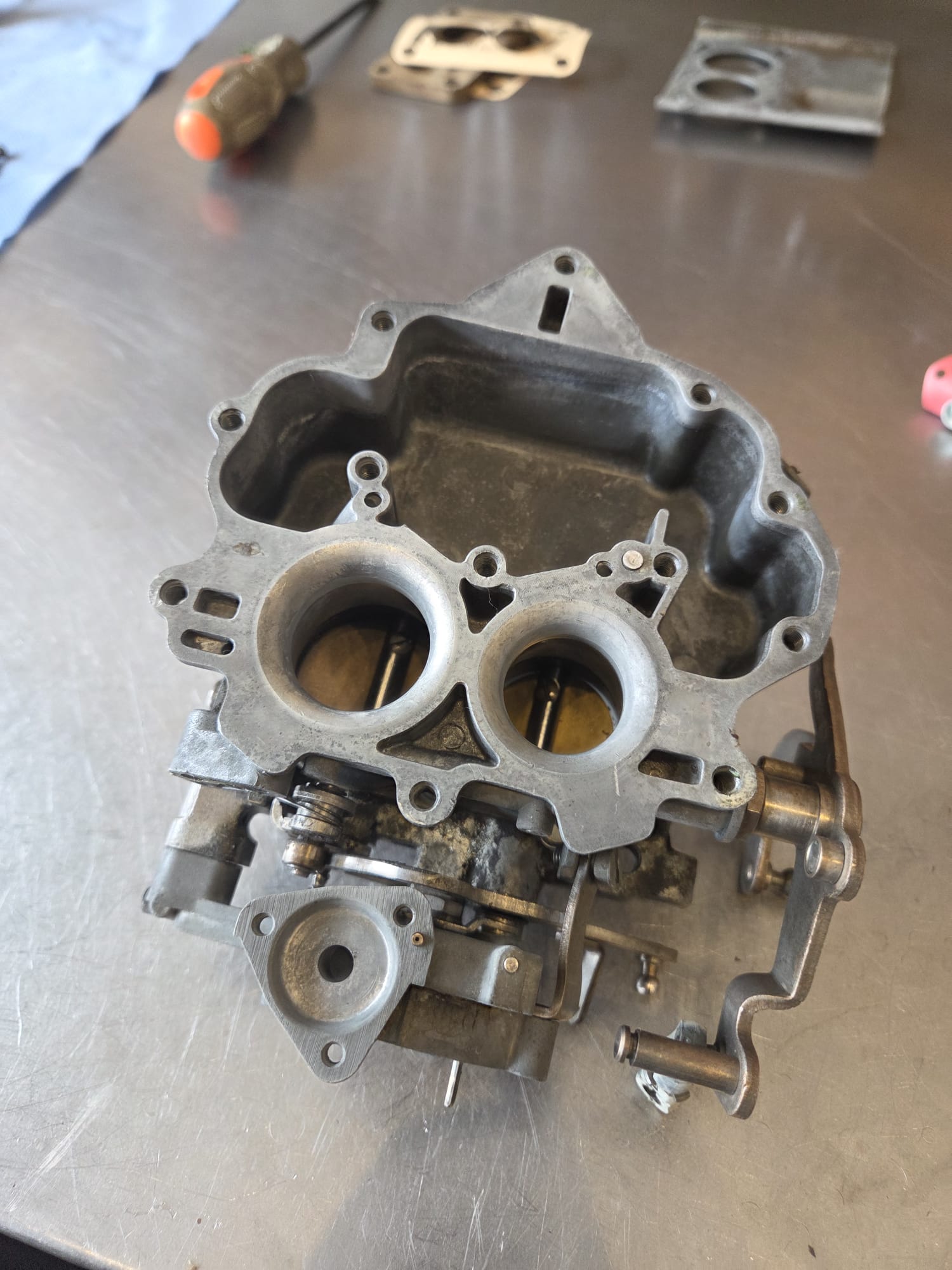 Na: hetzelfde aanzicht na het ultrasoonbad, blank aluminium en schone boringen
