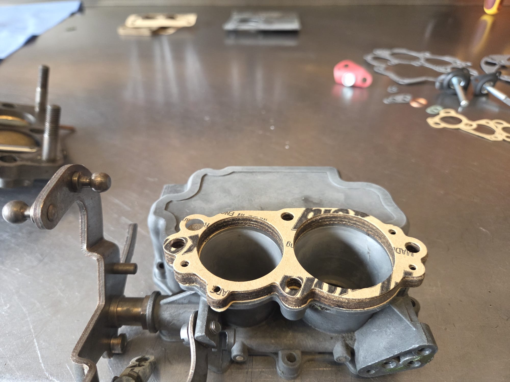 Nieuwe pakking uit de 36-delige kit op het gevlakte huis